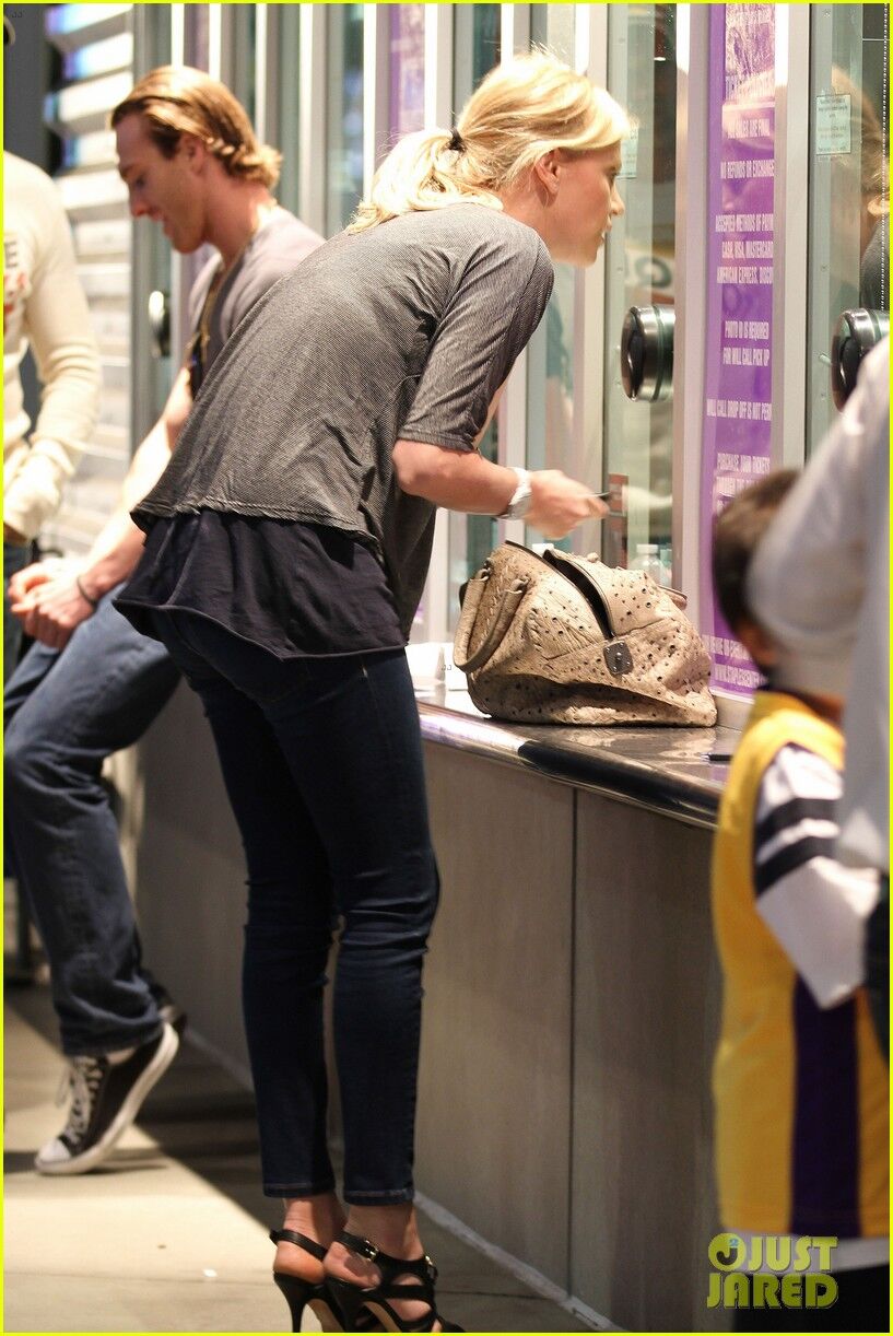 Шарлиз Терон следит за Lakers. Фото