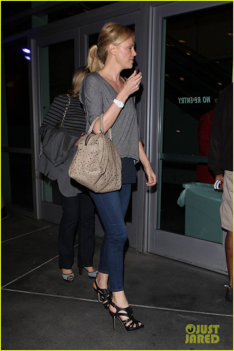 Шарлиз Терон следит за Lakers. Фото