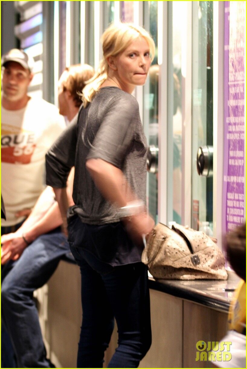 Шарлиз Терон следит за Lakers. Фото