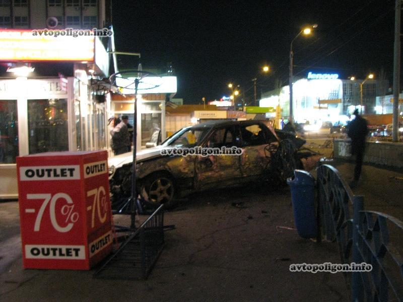 ДТП в Киеве: в столкновении трех машин погиб случайный пешеход. Фото, видео