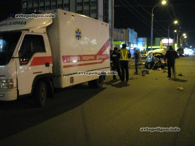 ДТП в Киеве: в столкновении трех машин погиб случайный пешеход. Фото, видео
