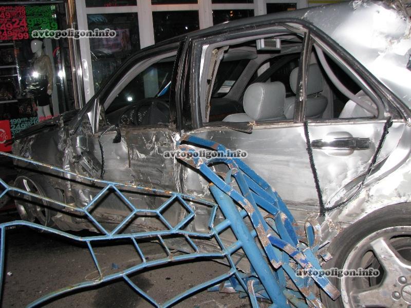 ДТП в Киеве: в столкновении трех машин погиб случайный пешеход. Фото, видео