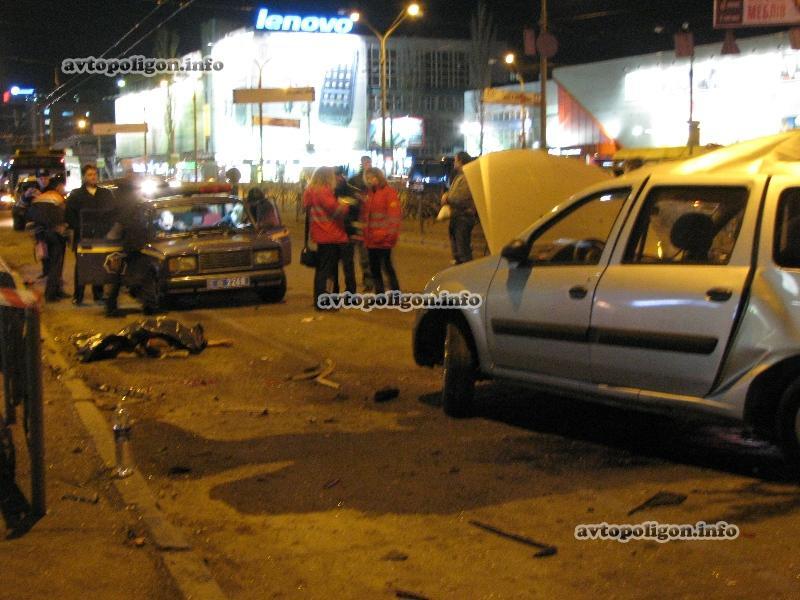 ДТП в Киеве: в столкновении трех машин погиб случайный пешеход. Фото, видео