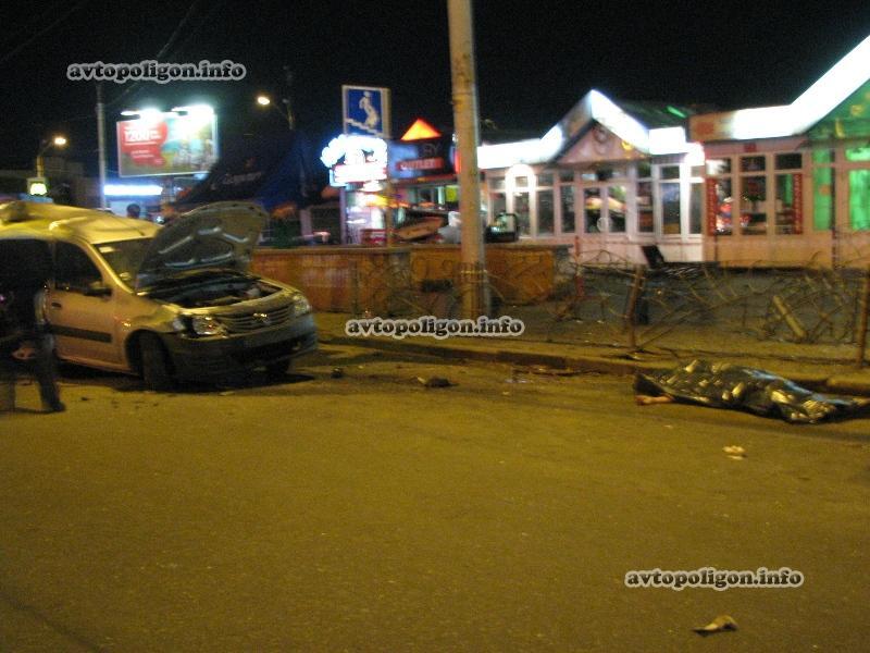 ДТП в Киеве: в столкновении трех машин погиб случайный пешеход. Фото, видео