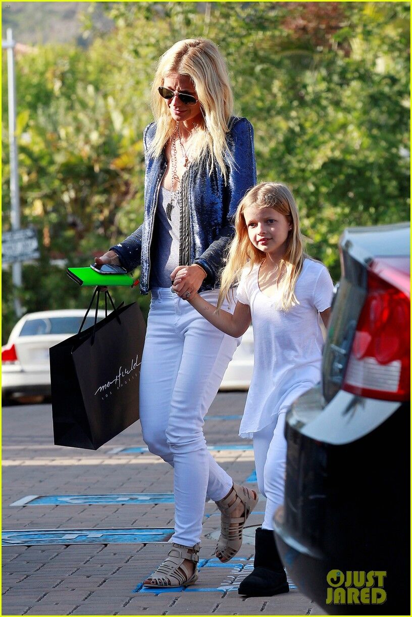 Пэлтроу ведет Эппл на шоппинг. Фото