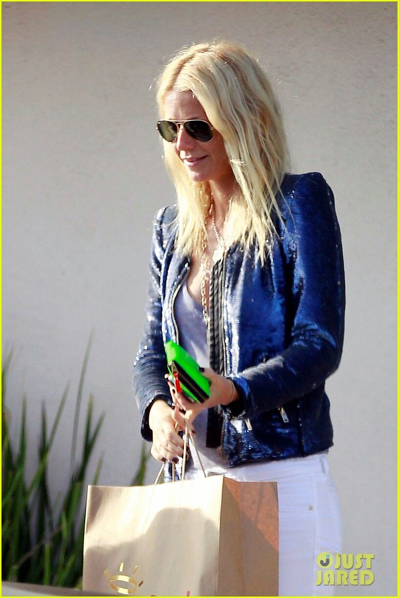 Пэлтроу ведет Эппл на шоппинг. Фото