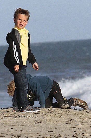 Травик нянчит детей Спирс. Фото