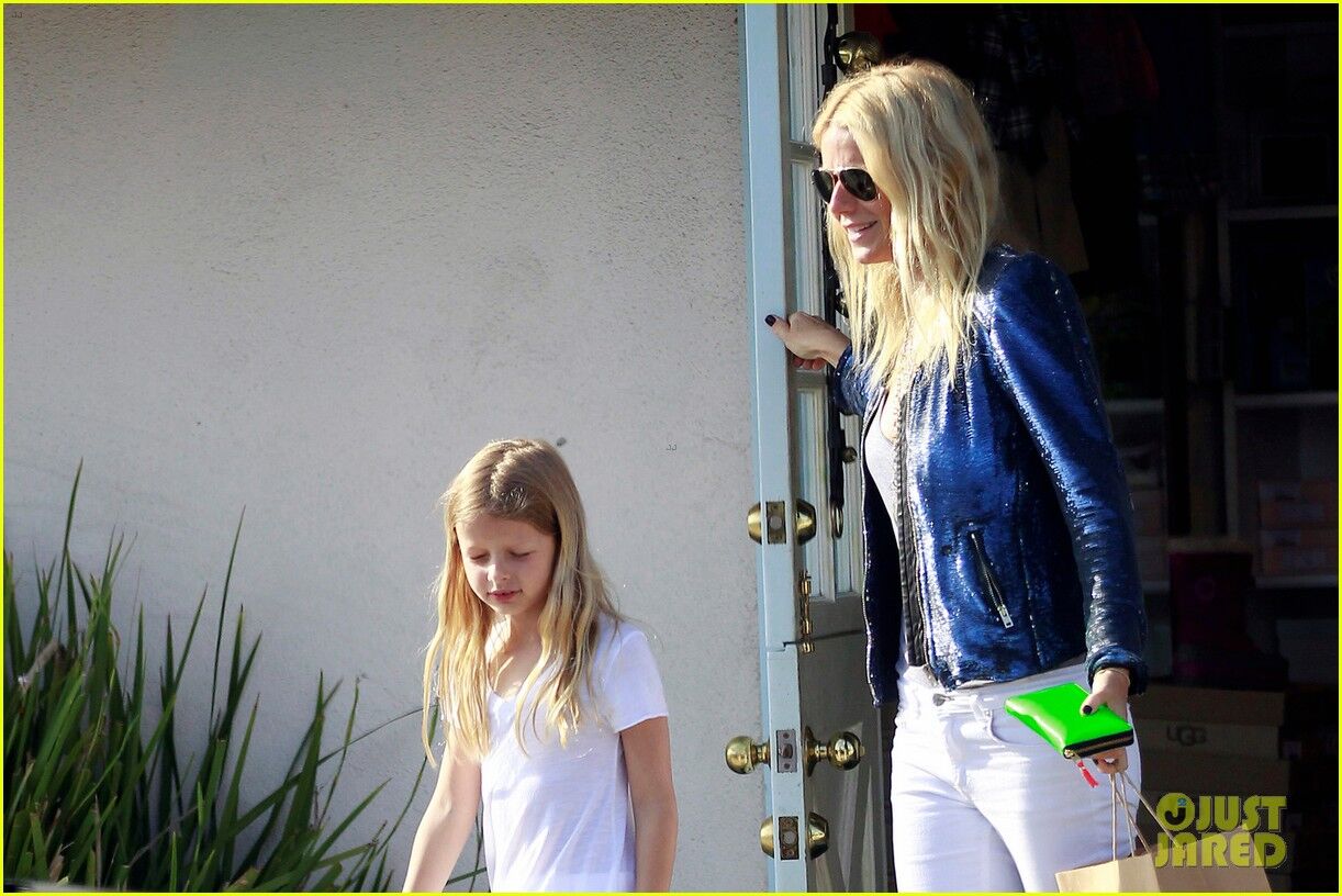 Пэлтроу ведет Эппл на шоппинг. Фото