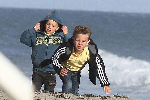 Травик нянчит детей Спирс. Фото