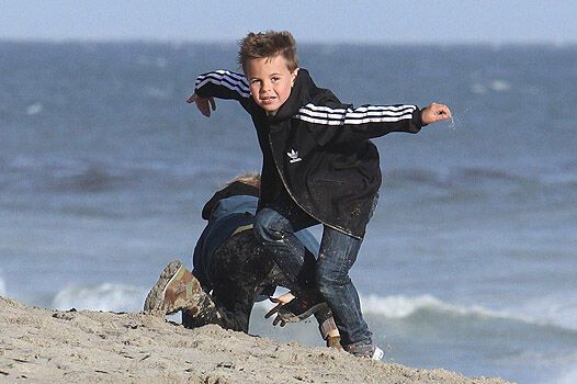 Травик нянчит детей Спирс. Фото