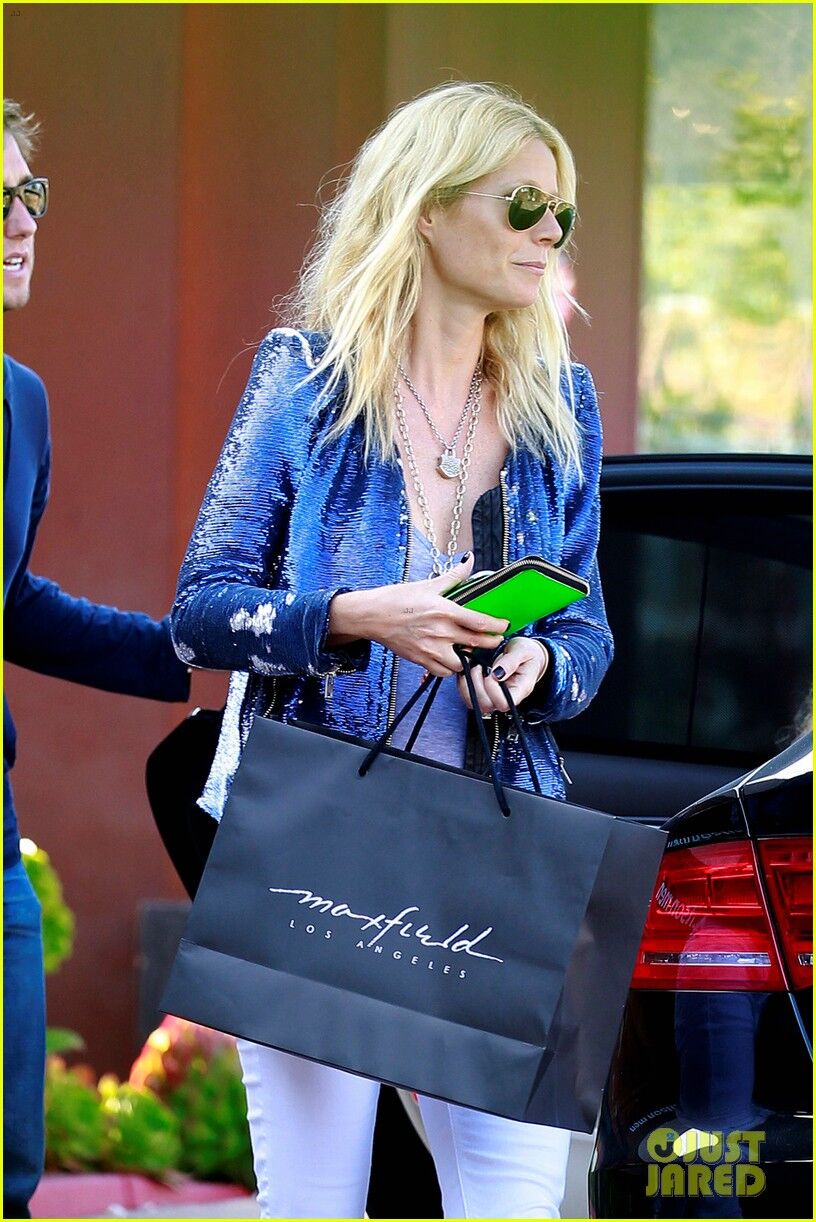 Пэлтроу ведет Эппл на шоппинг. Фото