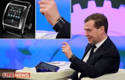 У Медведева появились часы со встроенным телевизором. Фото, видео