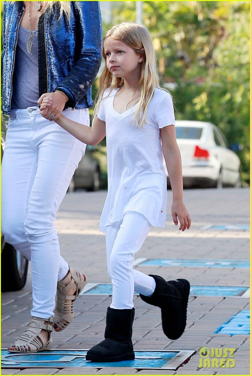 Пэлтроу ведет Эппл на шоппинг. Фото