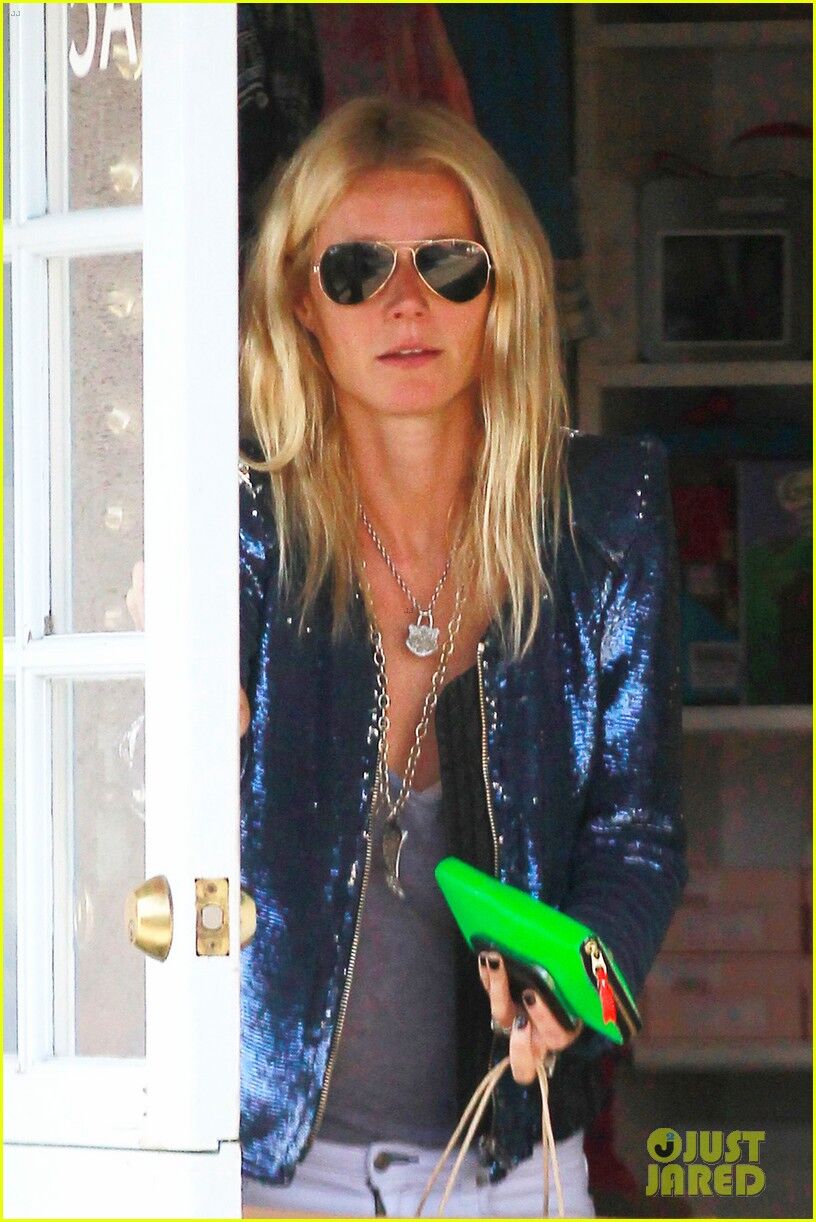 Пэлтроу ведет Эппл на шоппинг. Фото