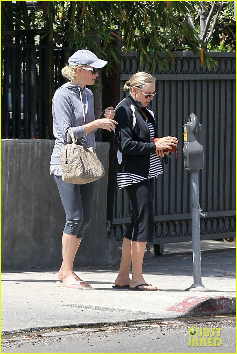 Терон набирает калории после йоги. Фото