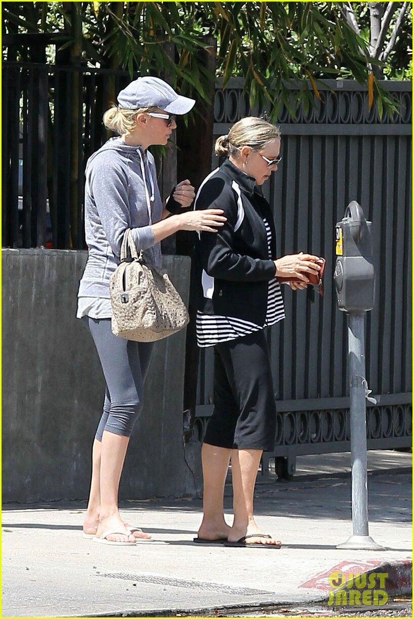 Терон набирает калории после йоги. Фото