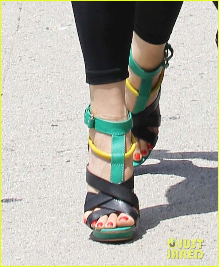 Стефани выбирает желтый цвет. Фото