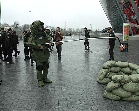 К "Евро-2012" на "Донбасс-Арене" взрывотехники провели учения. Фото
