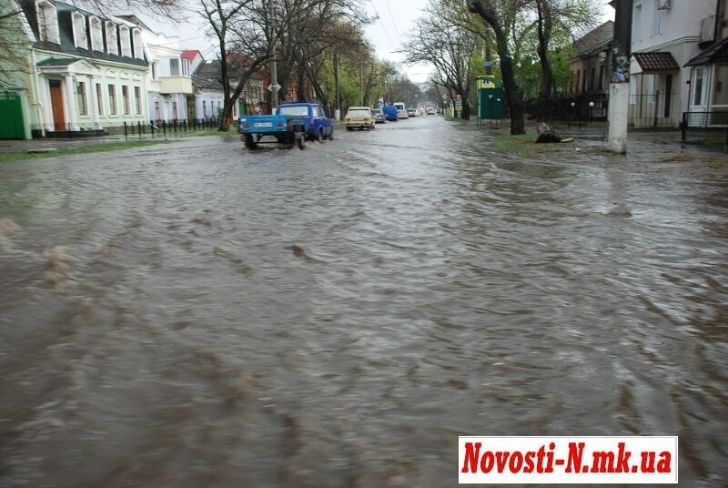 Сильный ливень превратил центр Николаева в озеро