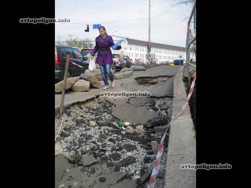 Возле станции метро "Васильковская" провалился асфальт