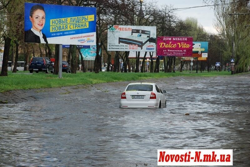 Сильный ливень превратил центр Николаева в озеро