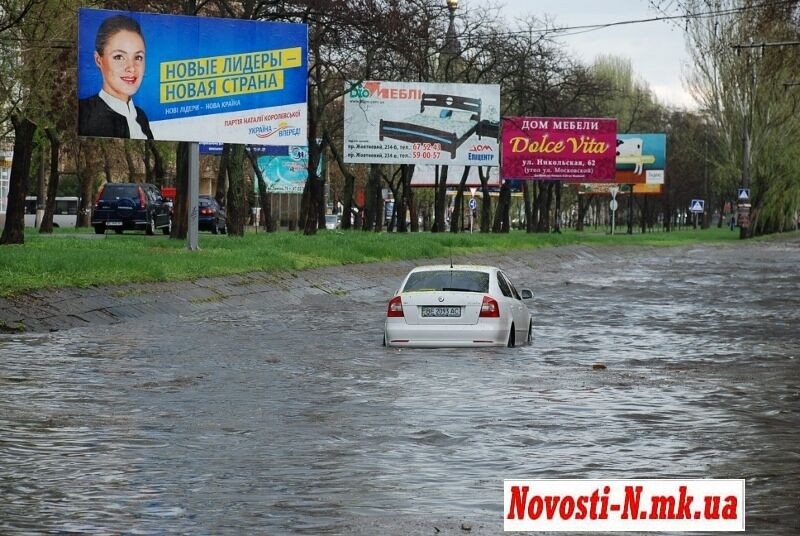 Сильна злива перетворила центр Миколаєва в озеро