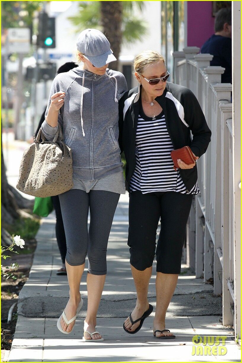 Терон набирает калории после йоги. Фото