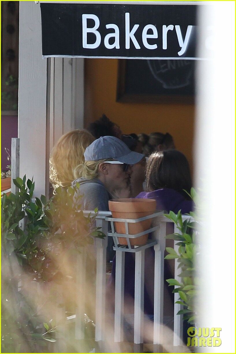 Терон набирает калории после йоги. Фото