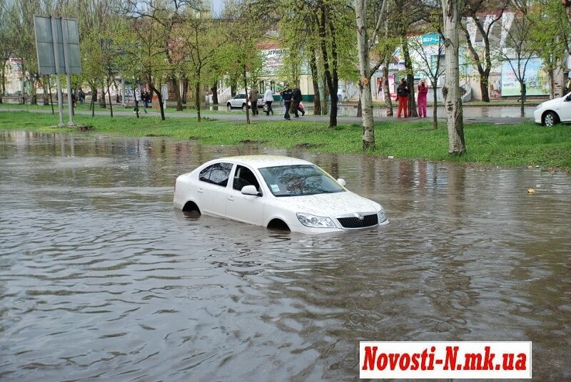 Сильный ливень превратил центр Николаева в озеро