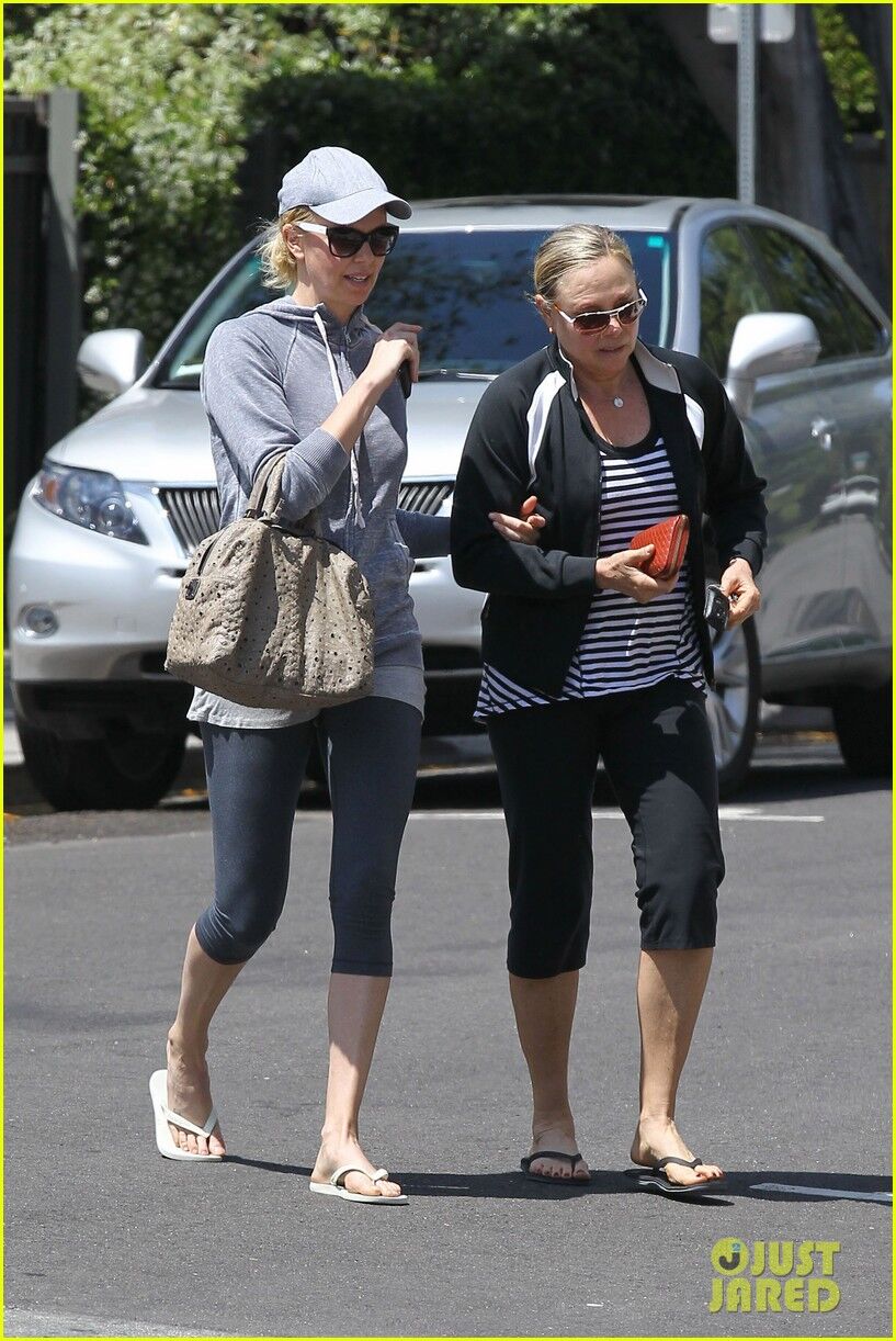 Терон набирает калории после йоги. Фото