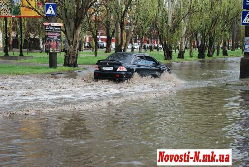 Сильна злива перетворила центр Миколаєва в озеро