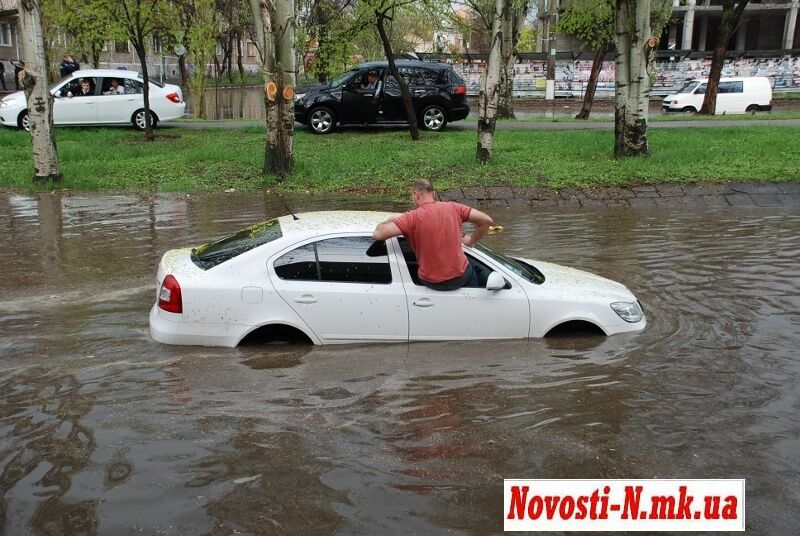 Сильный ливень превратил центр Николаева в озеро