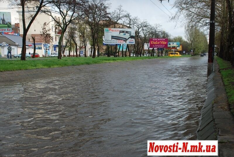 Сильна злива перетворила центр Миколаєва в озеро
