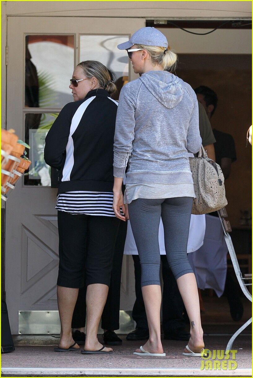 Терон набирает калории после йоги. Фото