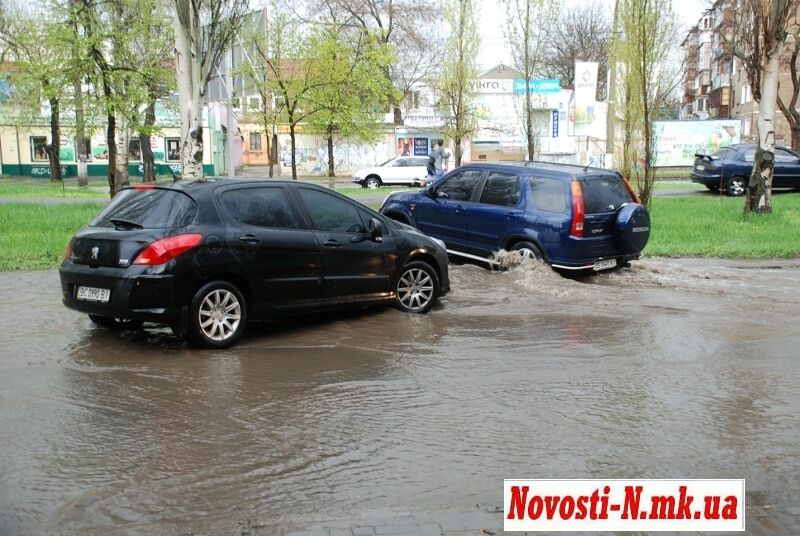 Сильна злива перетворила центр Миколаєва в озеро