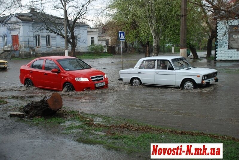 Сильный ливень превратил центр Николаева в озеро
