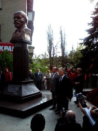 На Донетчине под стихи пионеров открыли памятник Ленину. Фото