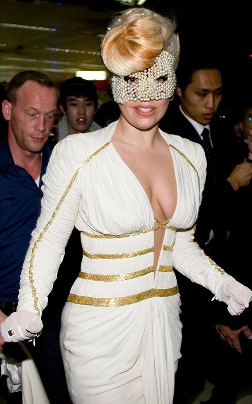 Жемчужная Гага прилетела в Сеул. Фото