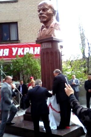 На Донетчине под стихи пионеров открыли памятник Ленину. Фото