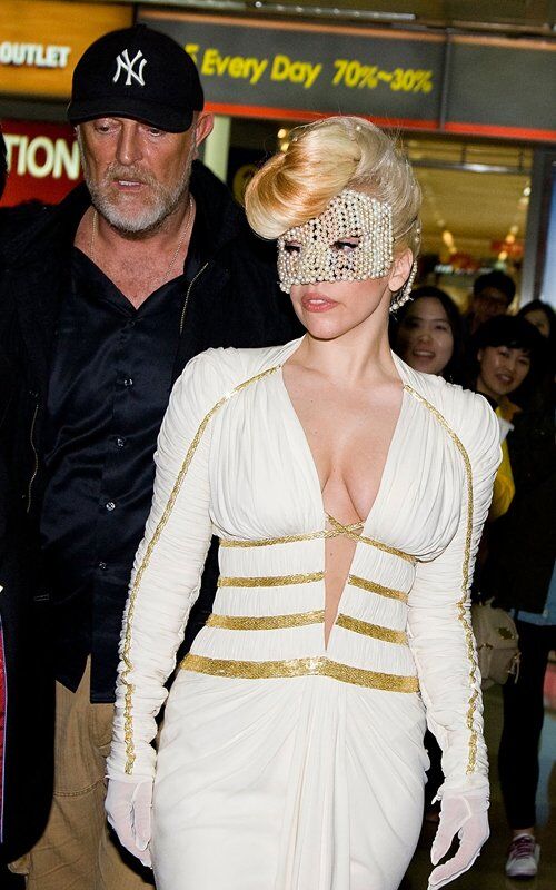 Жемчужная Гага прилетела в Сеул. Фото