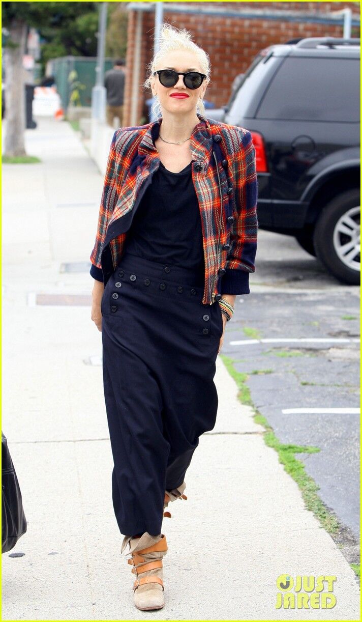 Стефани выбирает жакет в клеточку. Фото