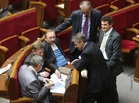 БЮТ блокує Раду незважаючи на кінець робочого дня. Фото