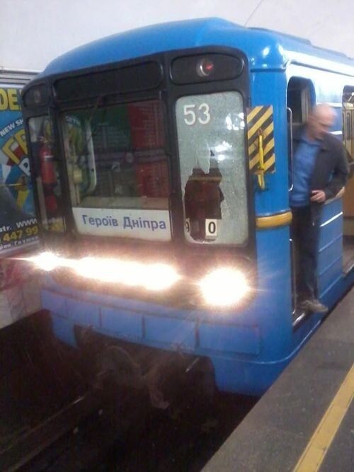 Из-за падения пассажира в Киеве остановилось метро