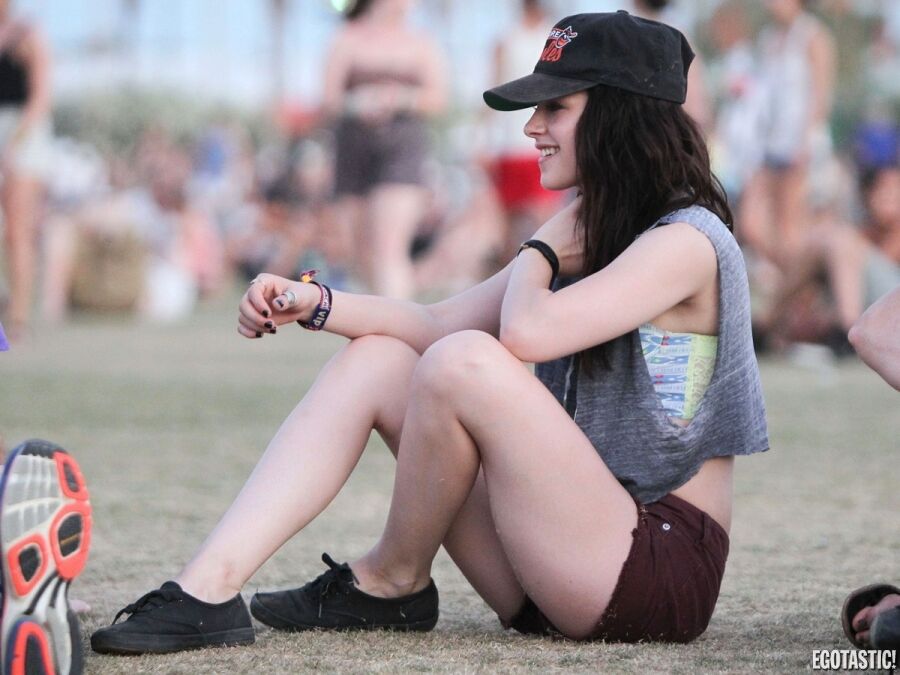 Кристен Стюарт в дырявой майке и бейсболке