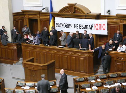 БЮТ блокує Раду незважаючи на кінець робочого дня. Фото