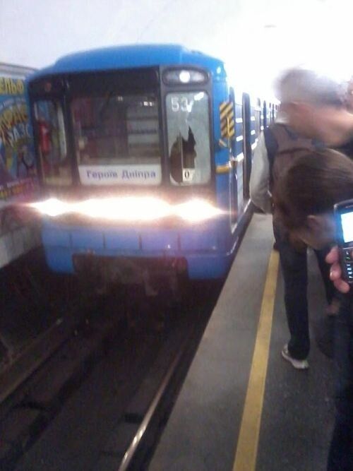 Из-за падения пассажира в Киеве остановилось метро