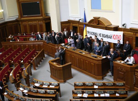 БЮТ блокує Раду незважаючи на кінець робочого дня. Фото