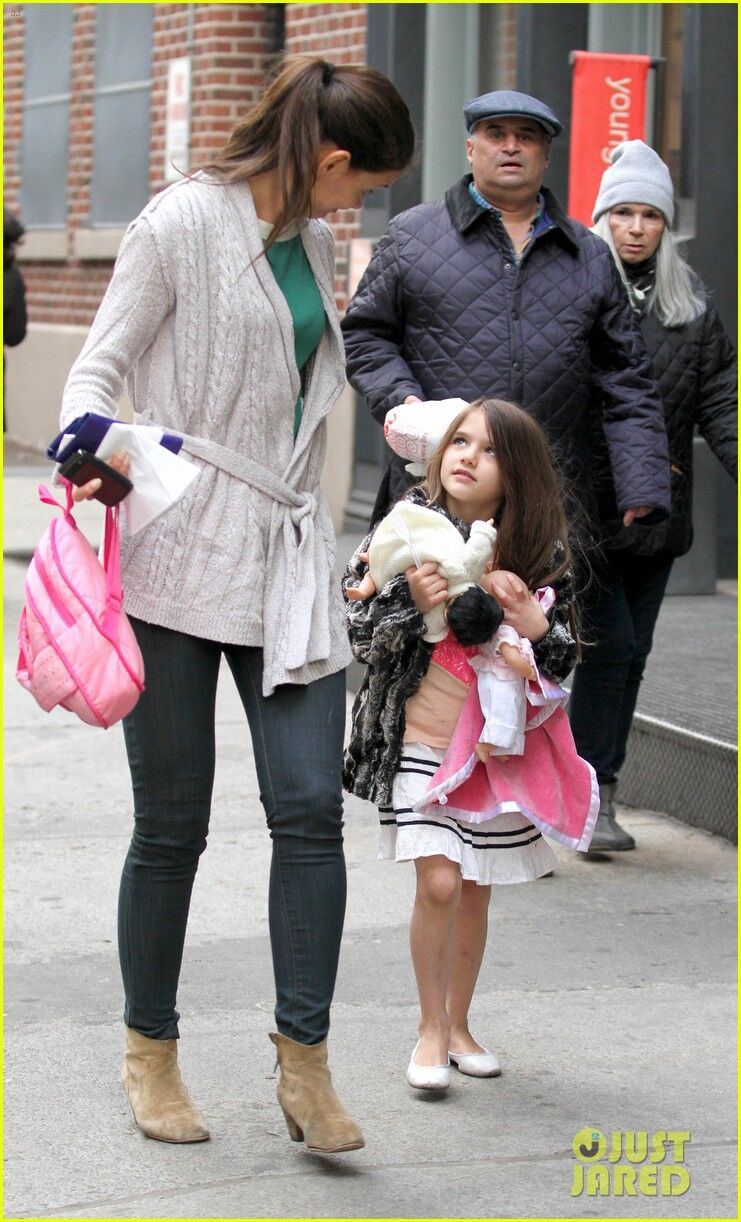 Сури кривляет Холмс на ходу. Фото