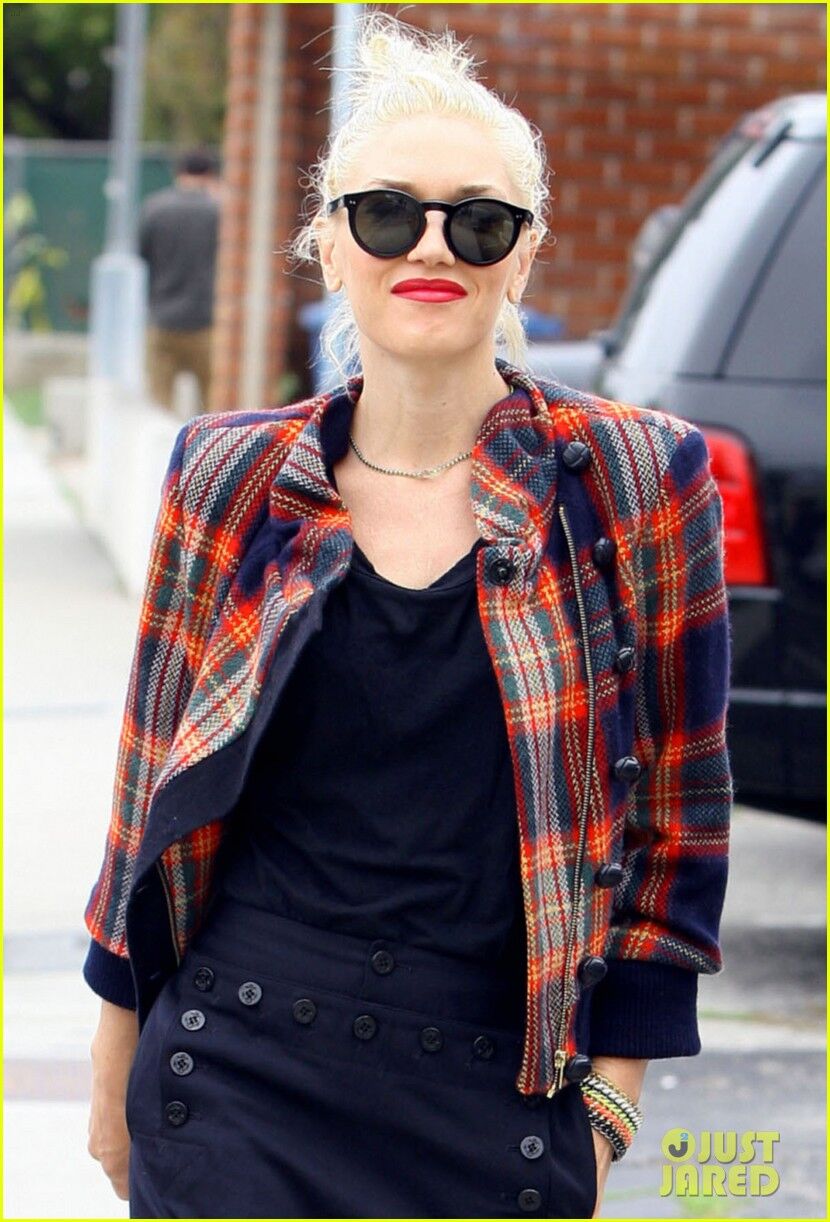 Стефани выбирает жакет в клеточку. Фото