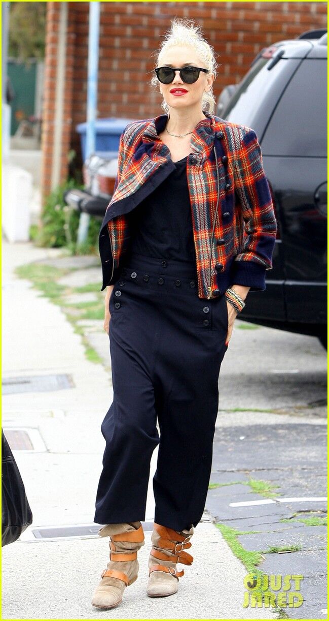 Стефани выбирает жакет в клеточку. Фото